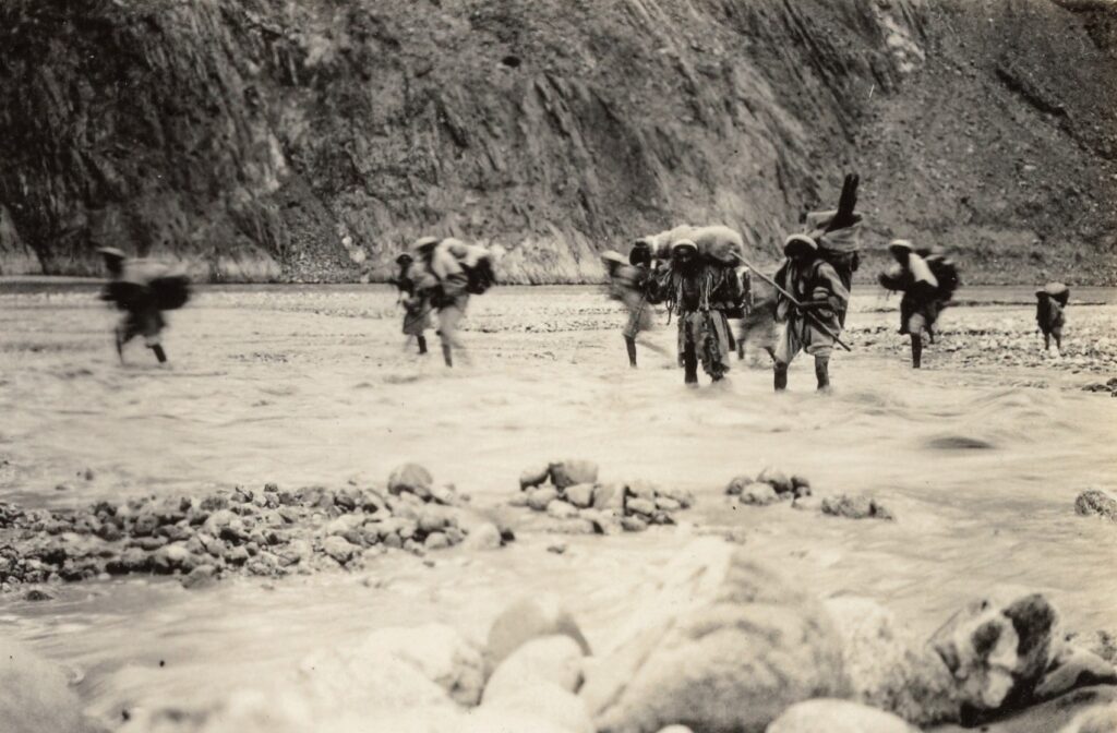 Doorwaden van bergrivieren door dragers